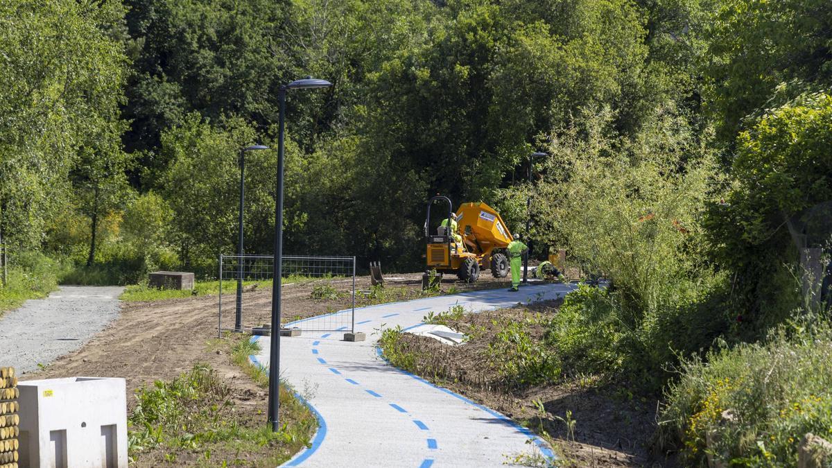 Obras en la senda entre Santiago y O Milladoiro a su paso por Conxo
