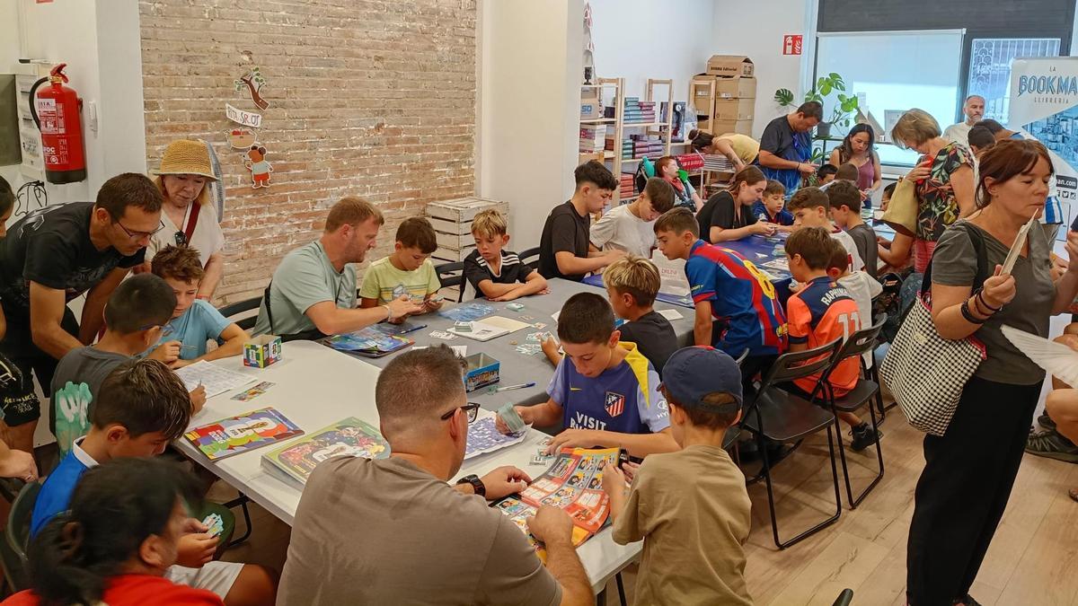 La sala de l'espai cultural figuerenc s'ha omplert de fans dels cromos, del futbol i del mundial.