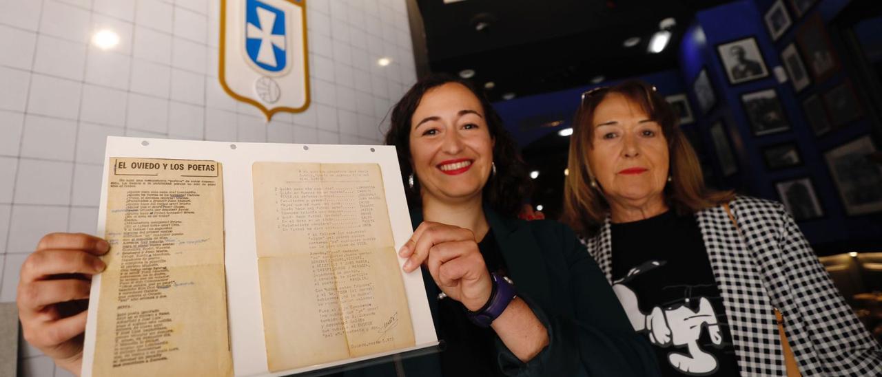 Beatriz Suárez y María Gloria del Campo, con el poema.