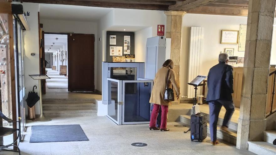 Dos turistas en el hall del Parador Nacional de Turismo Fernando II.