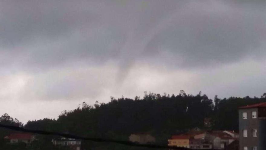 Imagen de la manga marina que ayer se acercó a las costas de A Illa de Arousa. // Noé Parga