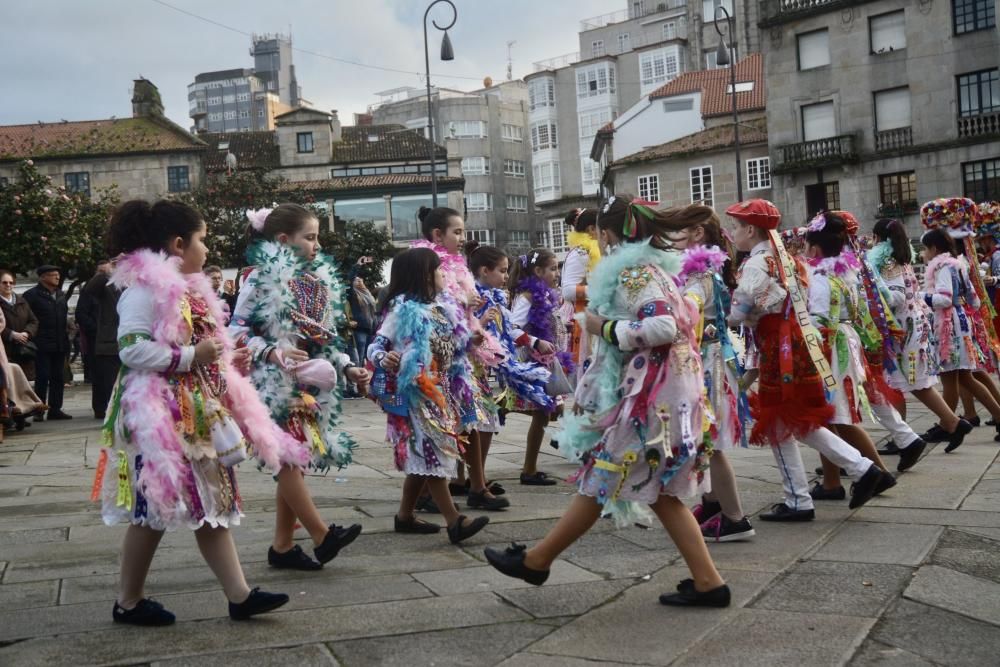 Madamas y Galáns colorean el carnaval de Pontevedra. // R. Vázquez