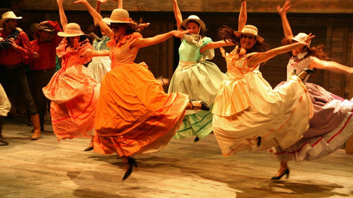 Una escena de 'Set núvies per a set germans' en el Teatre del Sol de Sabadell.
