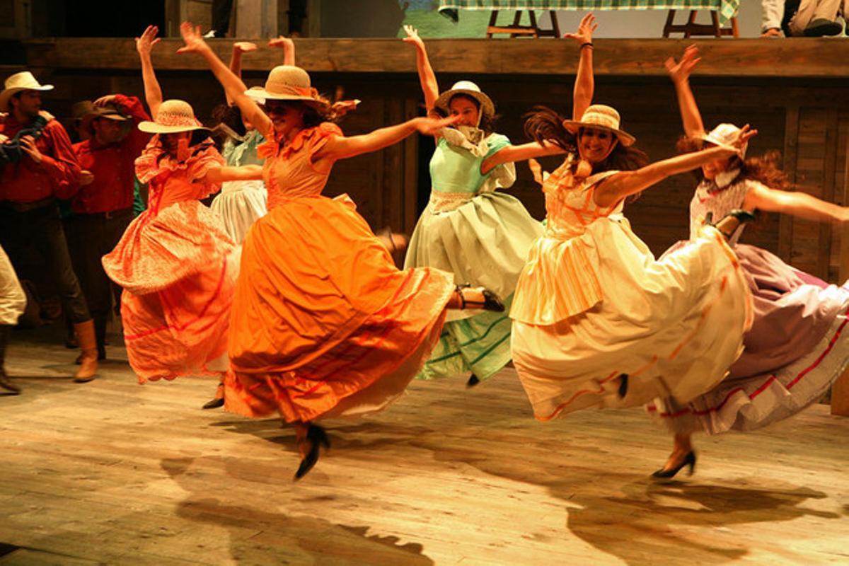 Una escena de ’Set núvies per a set germans’ al Teatre del Sol de Sabadell. Una escena de ’Set núvies per a set germans’ al Teatre del Sol de Sabadell.