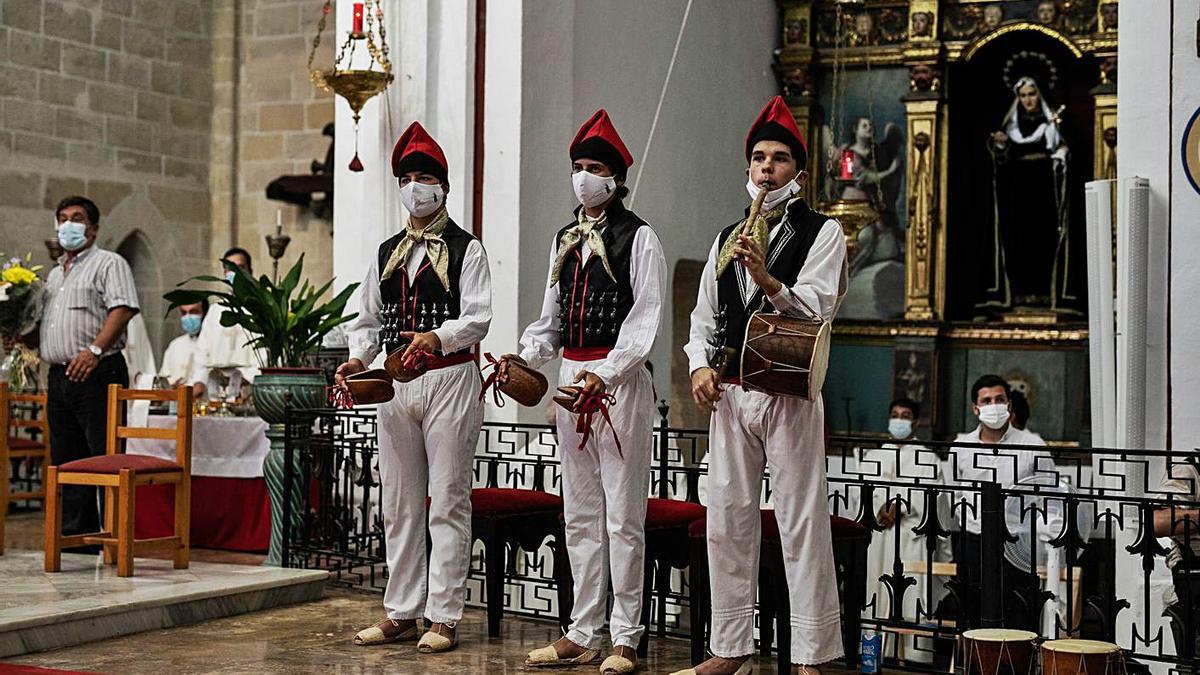 Tres integrantes de la Colla de Vila durante la misa en honor a la patrona. | ZOWY VOETEN