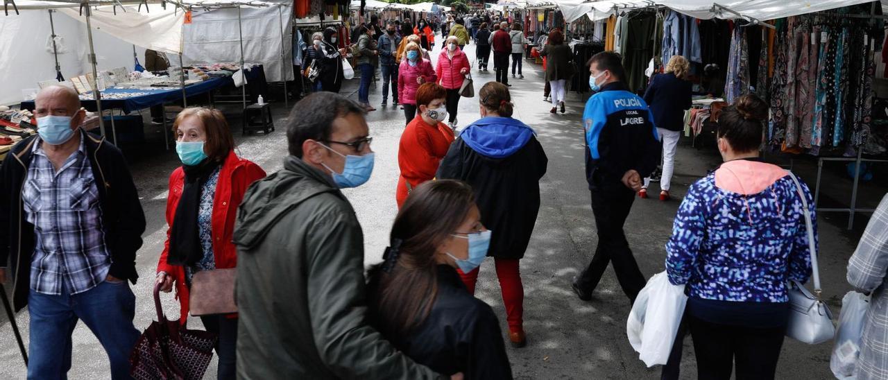 El mercado semanal de Sama, que se celebra los lunes, durante la pandemia. | Juan Plaza