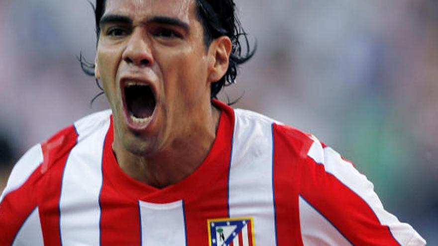 El delantero colombiano del Atlético, Radamel Falcao, celebra uno de sus goles al Sporting.