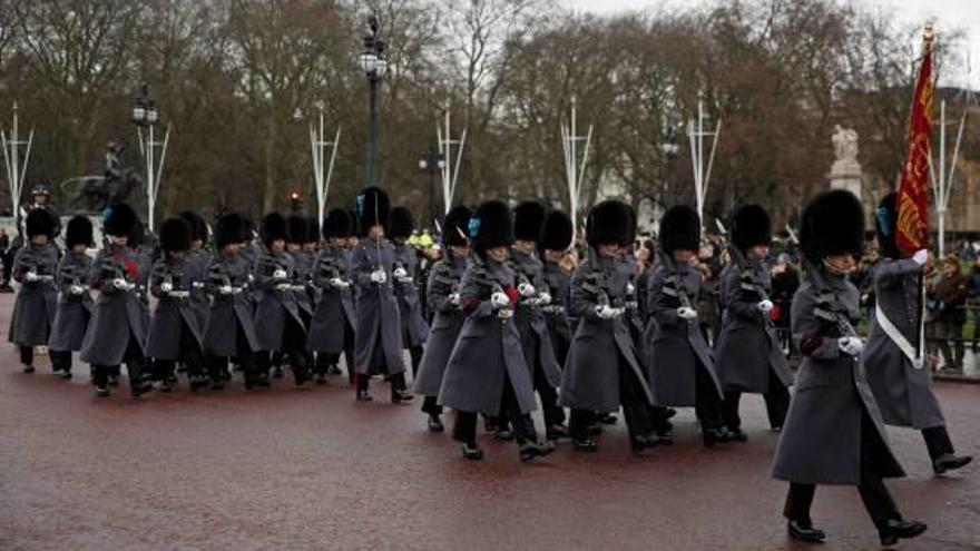 Efectius de la Guàrdia Irlandesa en ple canvi de torn, al palau de Buckingham, a Londres.