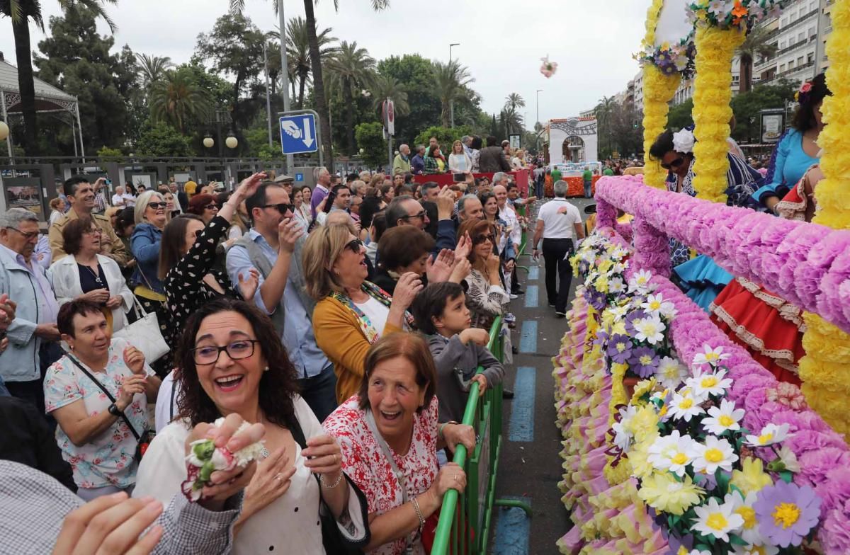 Miles de cordobeses participan en la Batalla de las Flores