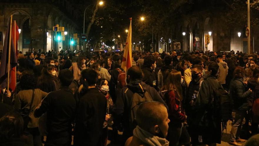 Centenars de persones concentrades a l&#039;entorn del Parc de la Ciutadella de Barcelona per protestar per les mesures anticovid