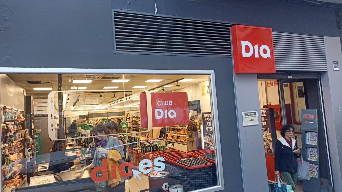 Una mujer sale de comprar en el supermercado Dia que regaló pan y paninis en la calle Berenguela de Madrid tras el apagón.