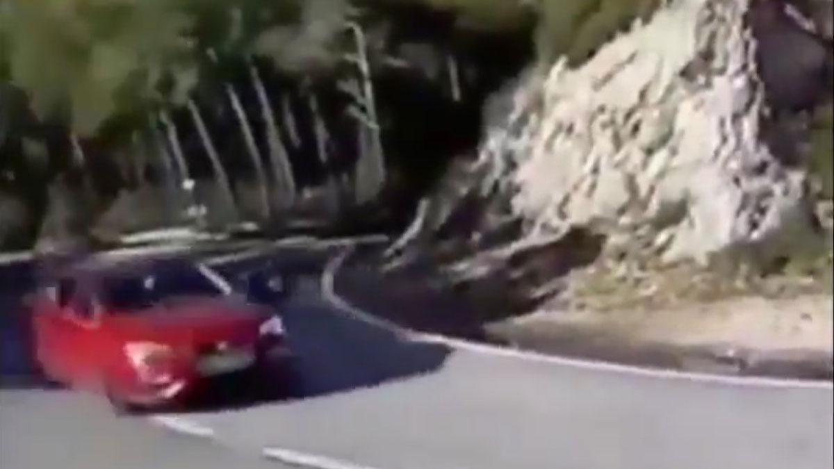 Un coche conduce de manera temeraria por el pantano de Foix