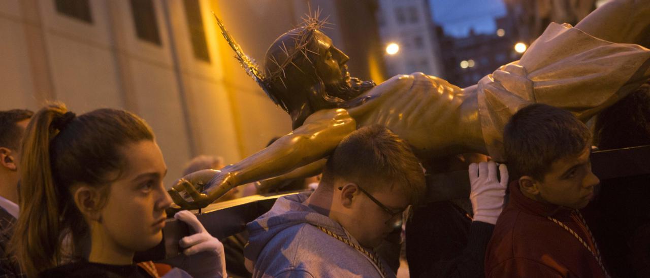 Jóvenes en una procesión de la Semana Santa de Alicante en imagen de archivo