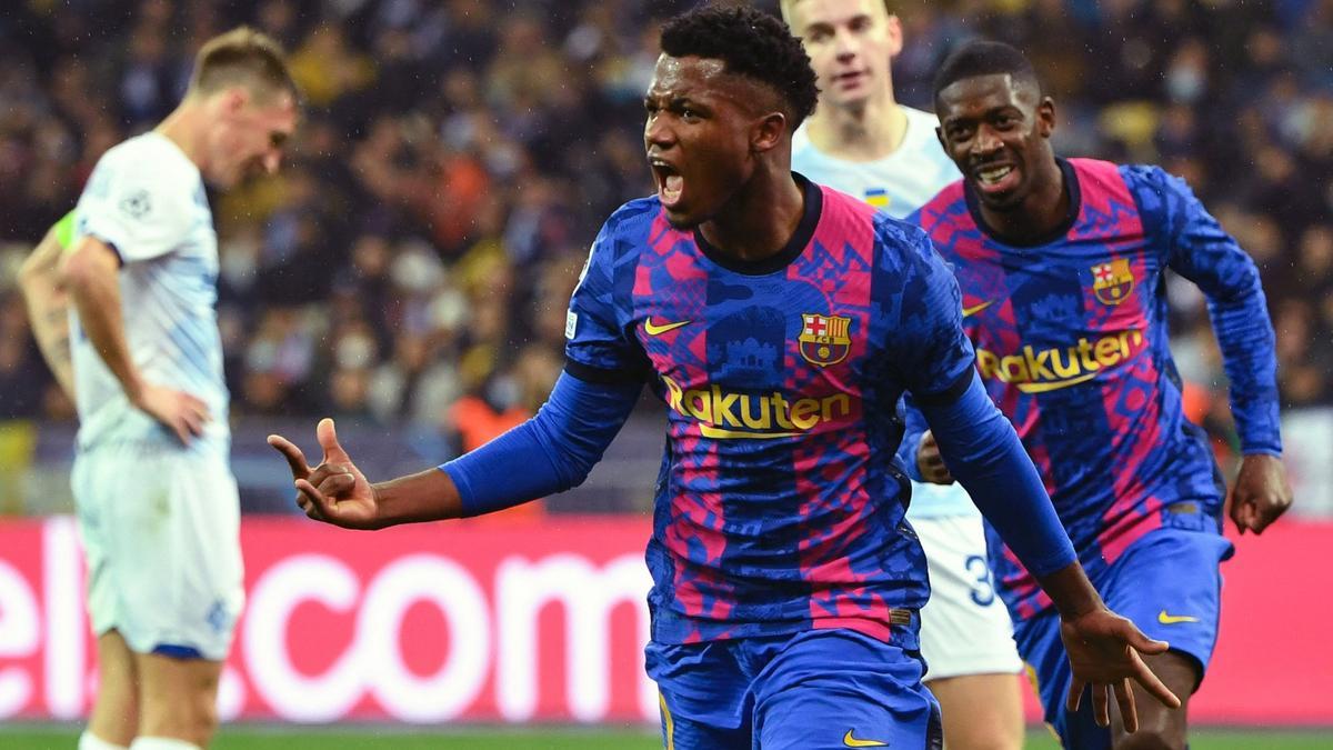 Ansu Fati celebra el gol con Dembélé persiguiéndole para felicitarle.