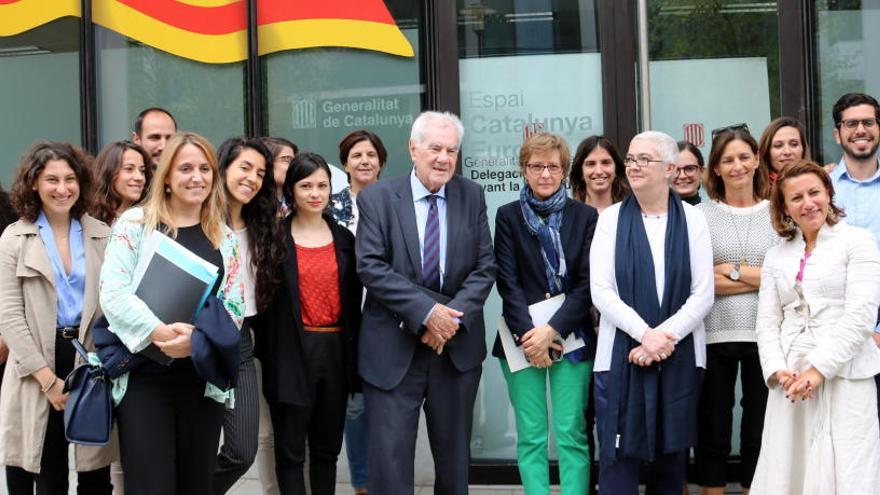 Ernest Maragall amb els treballadors de la delegació del Govern a Brussel·les