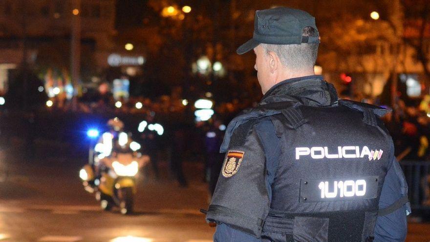 Agentes de la Policía Nacional realizan un control.