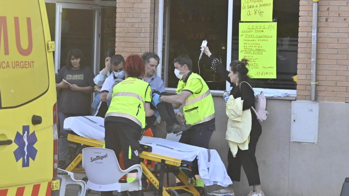 Los medios sanitarios atendiendo a heridos en el accidente del sábado en una terraza de Burriana