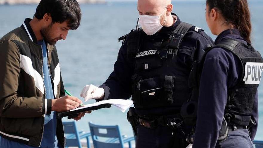 Un hombre es multado por circular por el paseo de los Ingleses, en Niza.