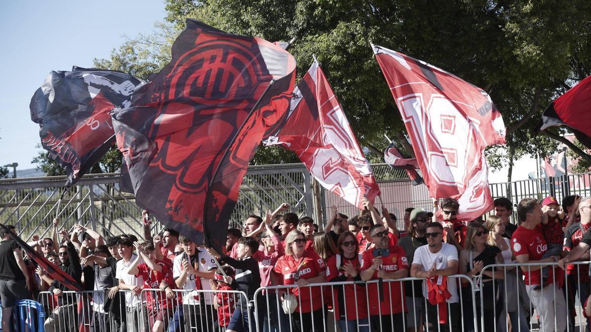 Aficionados del Mallorca animan al equipo antes de viajar a Valencia.