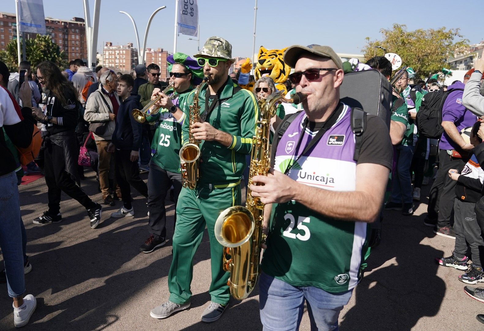 Copa del Rey 2023 I La afición del Unicaja luce en el encuentro entre aficiones