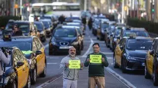 "Justicia para Carlos": homenaje y protesta de los taxistas de Barcelona por la muerte de un compañero
