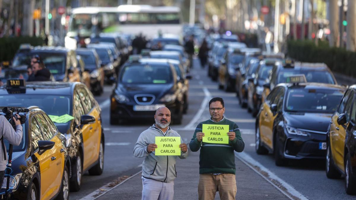 Marcha lenta de taxistas en Barcelona por la muerte de un compañero