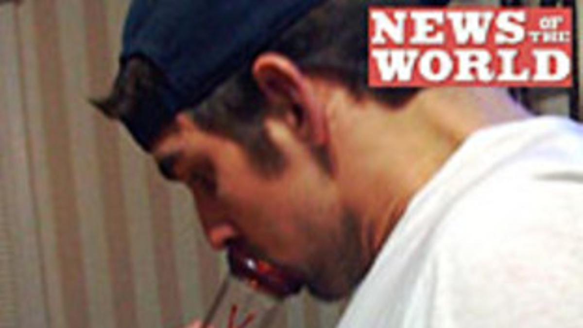 Phelps fuma marihuana, en una foto publicada por 'News of the World'.