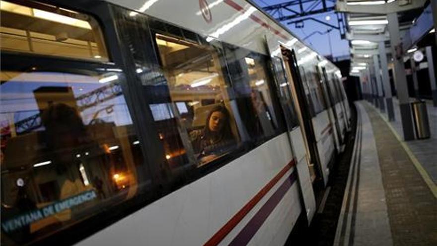 Una avería suspende dos trenes Civis y retrasa otros dos Cercanías