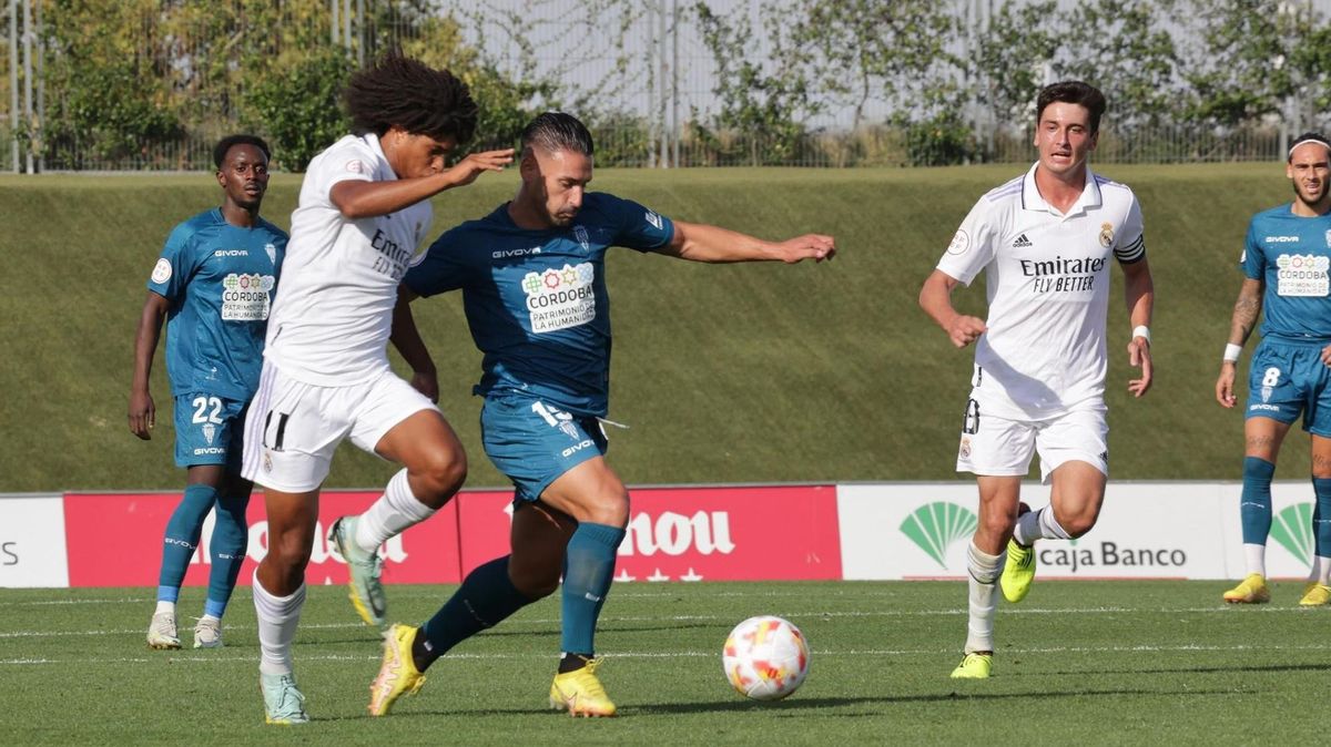 Kike Márquez pugna por la posesión durante el duelo de la primera vuelta ante el Real Madrid Castilla.