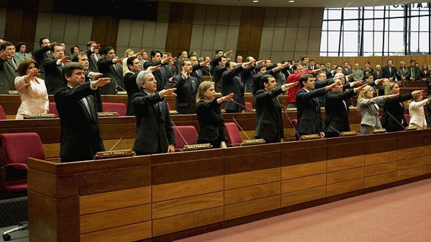 Vista del acto de juramento hoy, 30 de junio de 2008 en Asunción, de los disputados electos en los comicios generales del 20 de abril pasado en Paraguay. El nuevo Congreso paraguayo se instala hoy en medio de negociaciones de última hora para asegurar la mayoría de la coalición de centro-izquierda que en abril pasado llevó al poder al ex obispo Fernando Lugo