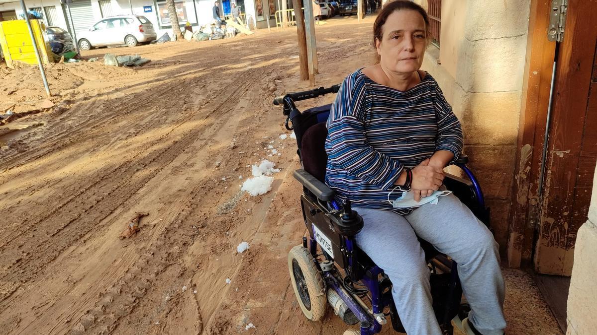 Montse frente a su casa en Picanya