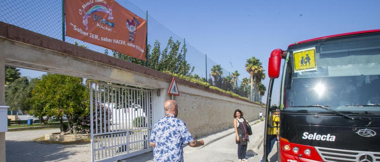 «Me obligan a dejar sola a mi hija con síndrome de Down en la parada de autobús»