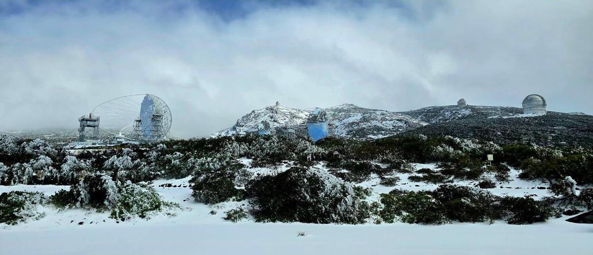 El Observatorio del Roque de los Muchachos cubierto de nieve.