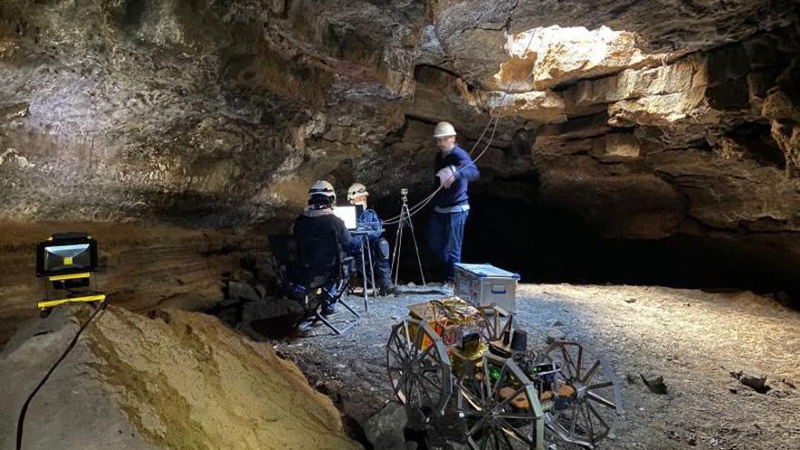 Miembros del equipo internacional en una de las cuevas de Haría. |