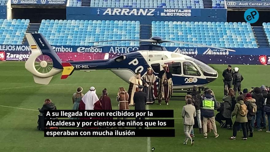 VÍDEO | Así ha sido la espectacular llegada en helicóptero de los Reyes Magos a La Romareda