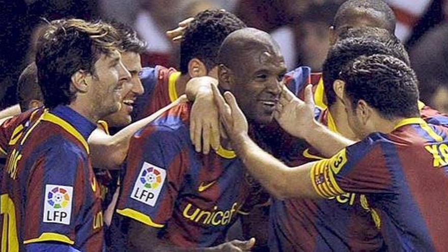 Los jugadores del Barcelona felicitan a Abidal, autor del gol de su equipo en San Mamés
