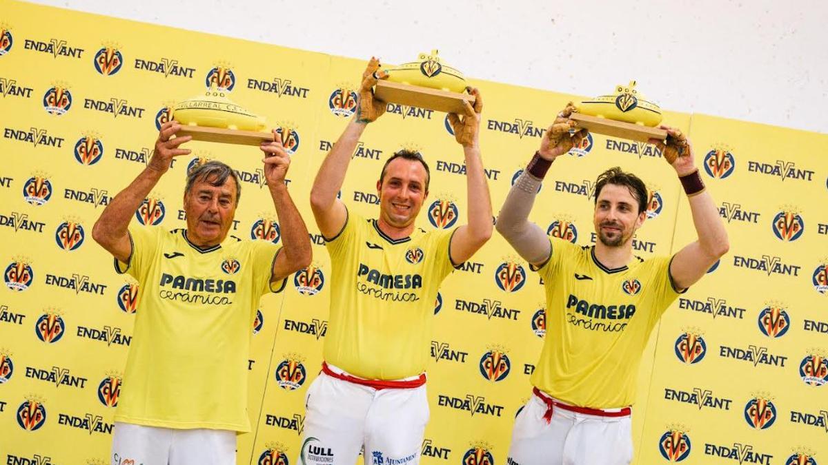 Los ganadores con sus trofeos.