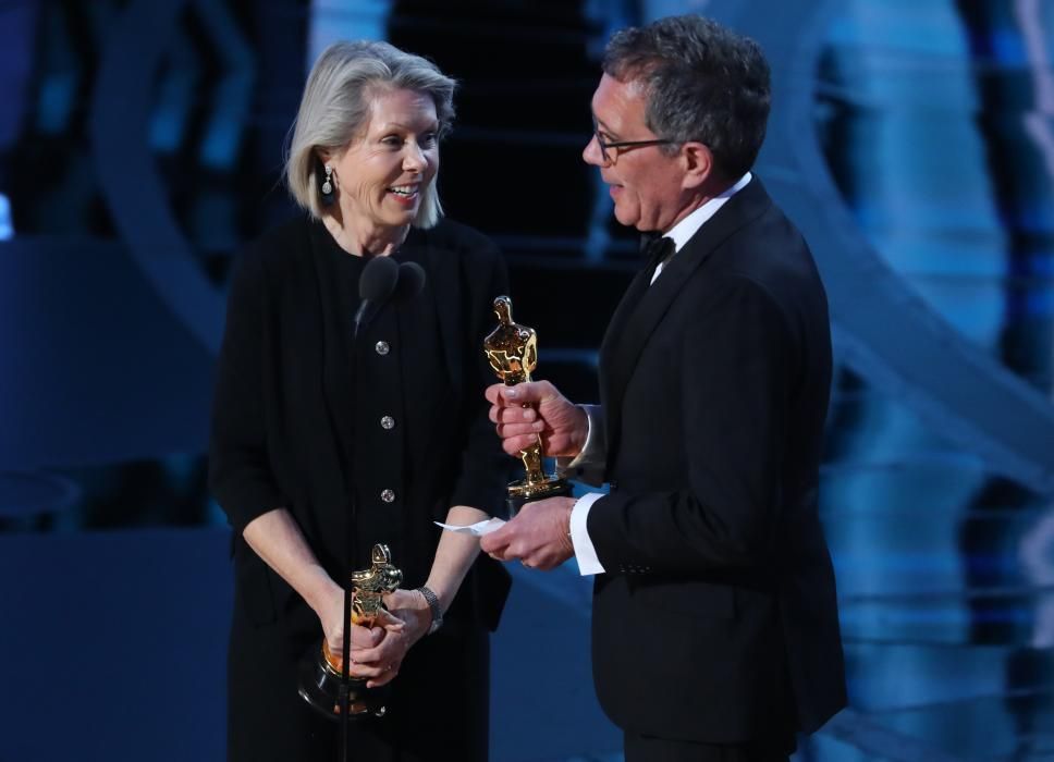 David Wasco i Sandy Reynolds-Wasco acceptaen el premi al millor disseny de producció per 'La La Land'.