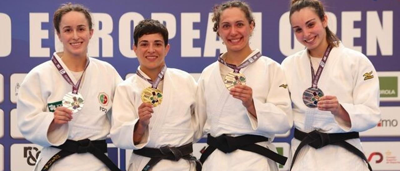 Julia Figueroa, segunda por la izquierda, en el podio del Open Europa de Madrid.