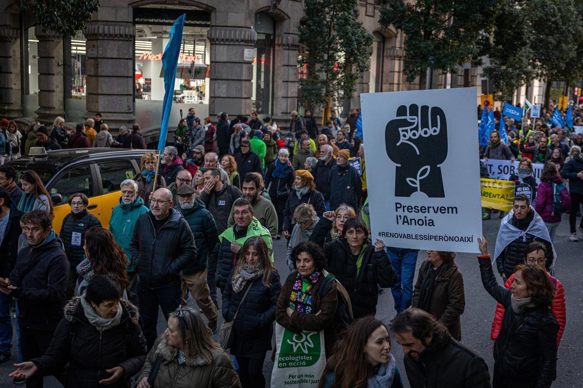 La manifestación contra el Hard Rock, la ampliación del aeropuerto y el Cuarto Cinturón corta el centro de Barcelona