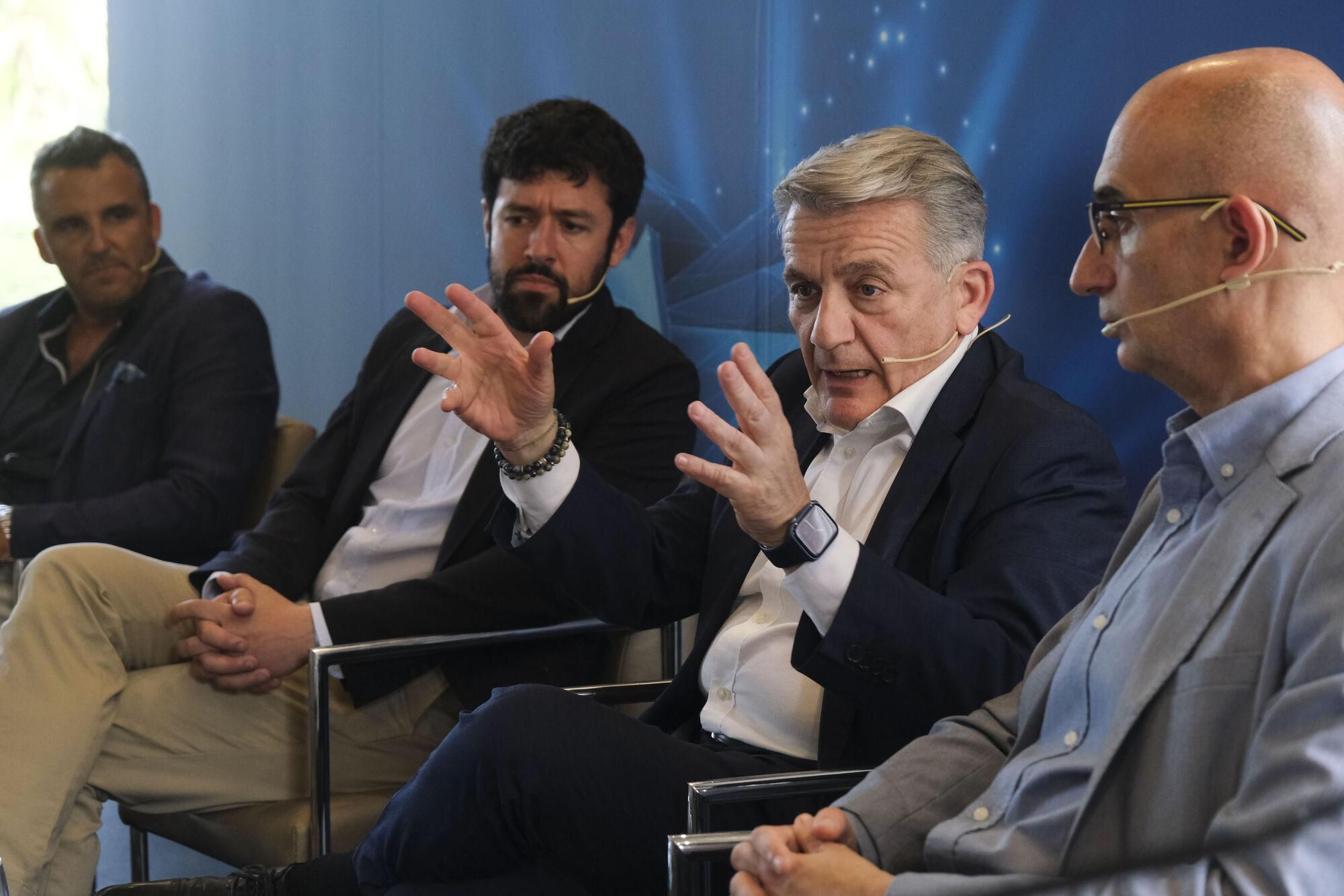 Expertos reunidos por La Opinión apuestan por el conocimiento financiero para superar los actuales tiempos de incertidumbre
