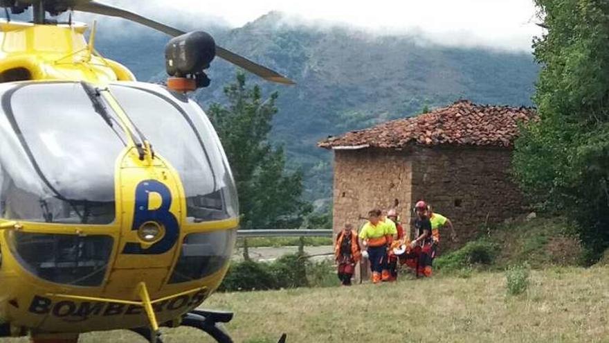 Evacuación en San Lorenzo, ayer, de uno de los ciclistas heridos.