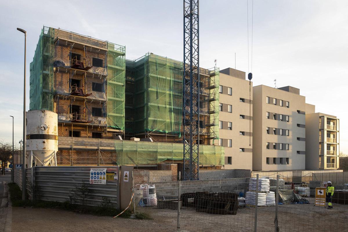 Nueva promoción de pisos de proteción oficial, promovida por el Institut Català del Sòl (Incasòl) en el barrio de Can Llong de Sabadell, Barcelona con la alcaldesa de Sabadell, Marta Farrés i la consellera de Territorri, Habitatge i Transició Ecològica, Sílvia Paneque.