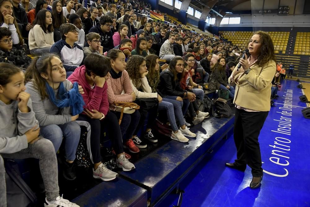 La diputada Carla Antonelli, con estudiantes de Secundaria en el Centro Insular de Deportes