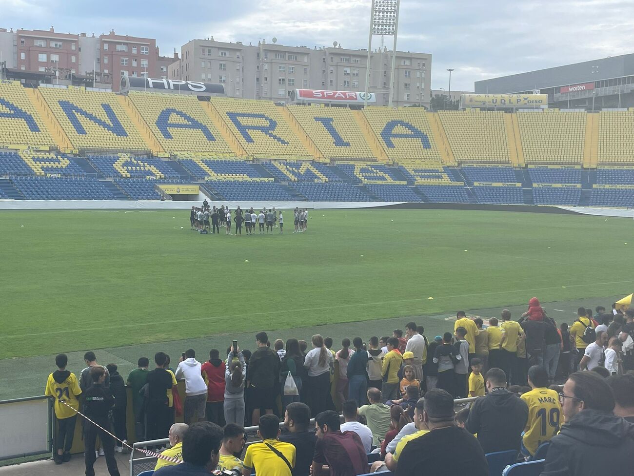 Los aficionados presencian el entrenamiento de la UD Las Palmas