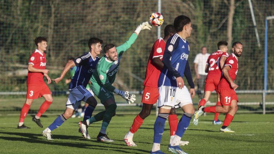 Dannis saca en el duelo ante el Oviedo Vetusta. | Irma Collín