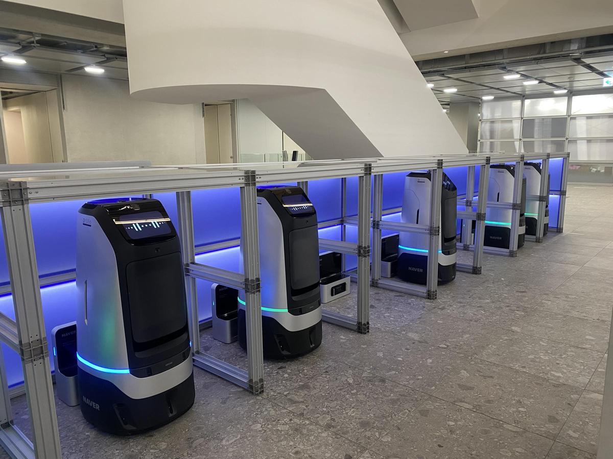 Los robots repartidores de Naver descansando en sus estaciones en sus oficinas en Seúl