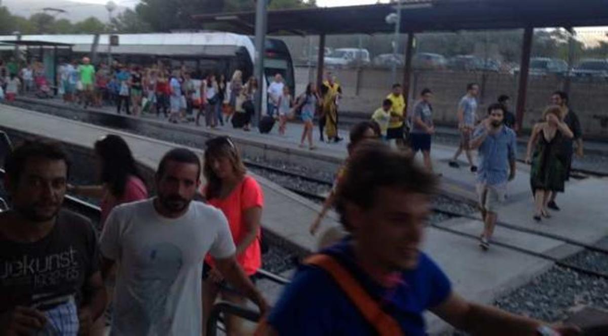 Pasajeros bajan del Tram en la estación de Benidorm.