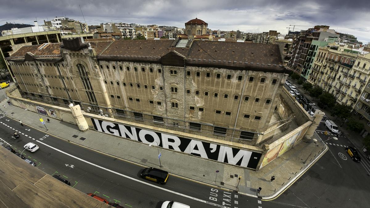 El grafiti de Octavi Serra, uno de los artistas urbanos que ha pintado uno de los muros de la cárcel Modelo de Barcelona