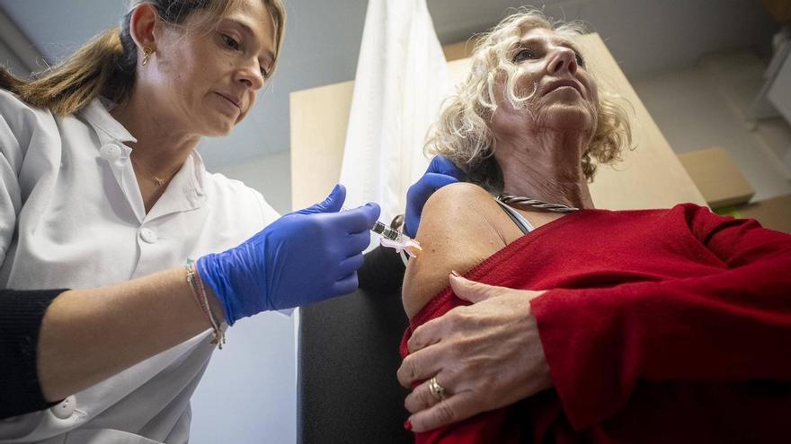 Estos son los diez centros de salud extremeños en los que te puedes vacunar de gripe y covid por la tarde y sin cita